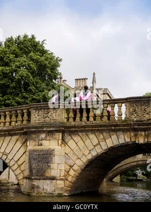 I laureati da St John's College, Università di Cambridge, in abito cerimoniale sul loro giorno di graduazione, Cambridge, Inghilterra, Regno Unito Foto Stock