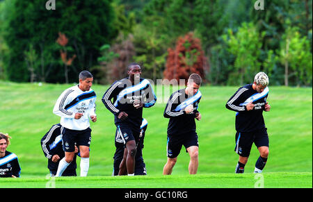 Chris Hughton (a sinistra), direttore del custode di Newcastle, corre con Shola Ameobi, Ryan Tayor e Alan Smith durante la sessione di allenamento al Longbenton Training Ground di Newcastle. Foto Stock