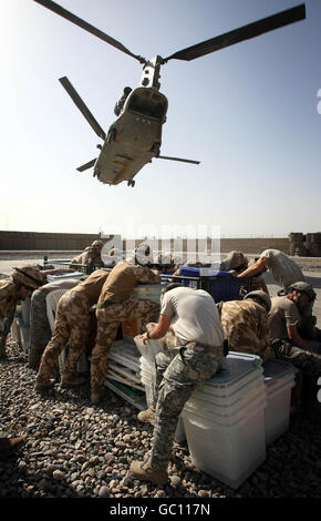 Le truppe britanniche e americane a Lashkar Gah, Afghanistan, tengono giù per la maggior parte le scatole vuote di voto da Sangin, per impedire loro che soffiano via nel draft giù da un Chinook, dopo che una povera affluenza è stata riportata nel distretto di Sangin. Foto Stock