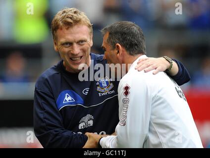 David Moyes (a sinistra), manager di Everton, e Owen Coyle (a destra), manager di Burnley, abbracciano la linea di contatto. Foto Stock