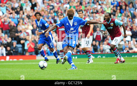 Il Louis Saha di Everton si è smarrito dal posto di penalità durante la partita della Barclays Premier League a Turf Moor, Burnley. Foto Stock