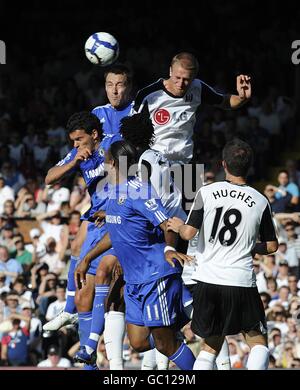 Il Brede Hangeland di Fulham (centro a destra) combatte Michael Ballack di Chelsea (a sinistra) e John Terry (centro, indietro) per la palla in aria. Foto Stock