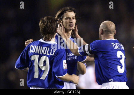 Lilian Nalis di Leicester City festeggia il gol di apertura con I compagni David Connolly (l) e Danny Tiatto (r) Foto Stock