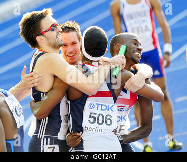 Martyn Rooney della Gran Bretagna, Robert Tobin, Conrad Williams e Michael Bingham celebrano la medaglia d'argento dell'evento Men's 4x400m Relay durante i Campionati mondiali IAAF all'Olympiastadion di Berlino. Foto Stock