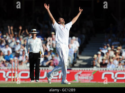 Steve Harmison, in Inghilterra, celebra la partecipazione al wicket di Stuart Clark in Australia durante il quinto test match di Npower all'Oval, Londra. Foto Stock