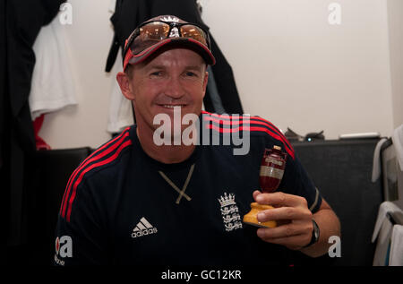 L'allenatore inglese Andy Flower festeggia con gli Ashes Urn dopo il quinto test match di npower all'Oval, Londra. Foto Stock