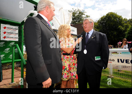 Horse Racing - Varietà Club Day - Sandown Park Foto Stock