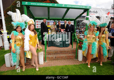 Horse Racing - Varietà Club Day - Sandown Park Foto Stock