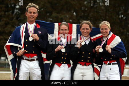 Team GB (da sinistra) Carl Hester, Emma Hindle, Maria Eilberg e Laura Bechtolsheimer con le loro medaglie d'argento durante il secondo giorno del Campionato europeo di salto e dressage, Windsor. Foto Stock