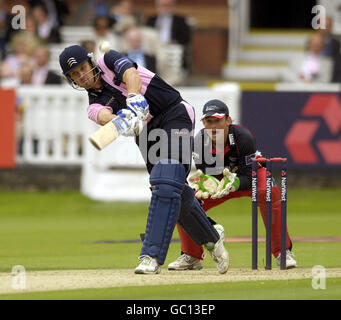 Cricket - NatWest Pro40 - Divisione due - Middlesex / Lancashire - Lords. Nick Compton di Middlesex (a sinistra) si presenta come Gareth Cross del Lancashire guarda durante la partita NatWest Pro40, Division Two a Lords, Londra. Foto Stock