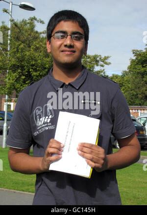 Unnat Krishna, 16 anni, che ha conseguito 16 GCSE A*. Il 16-year-old ha trasmesso come ha aperto i suoi risultati alla scuola di cinque sensi del re Edward VI a Bartley Green, Birmingham. Unnat, di Wordsley, Stourbridge, West Midlands, ora prenderà i suoi LIVELLI A e spera di studiare medicina all'università. Foto Stock