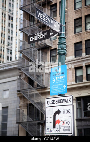 9/11 Memorial segno nelle strade di New York Foto Stock