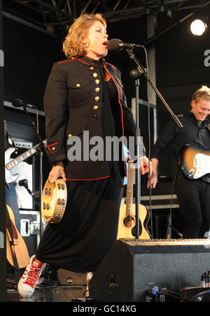 Cerys Matthews esegue a Ffos Las Foto Stock