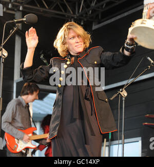 Cerys Matthews esegue a Ffos Las Foto Stock