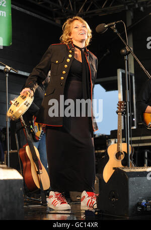 Cerys Matthews si esibisce a Ffos Las. Cerys Matthews si esibisce per gli automobilisti dopo la gara del Grand Day ufficiale di apertura a Ffos Las. Foto Stock