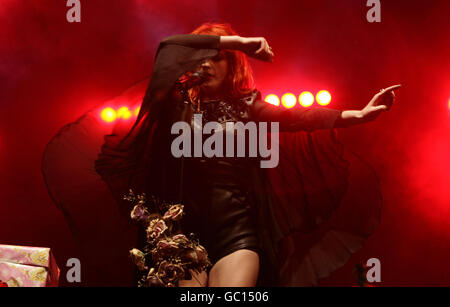 Florence Welch of Florence and the Machine durante la sua esibizione sul palco NME / radio 1 durante il Reading Festival, a Richfield Avenue, Reading. Foto Stock