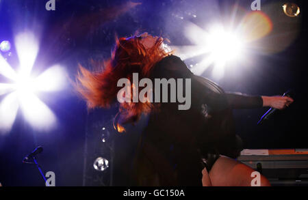 Florence Welch of Florence and the Machine durante la sua esibizione sul palco NME / radio 1 durante il Reading Festival, a Richfield Avenue, Reading. Foto Stock