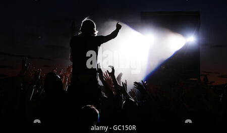 Ricky Wilson dei capi Kaiser che si esibiscono sul palco principale durante il Reading Festival, a Richfield Avenue, Reading. Foto Stock