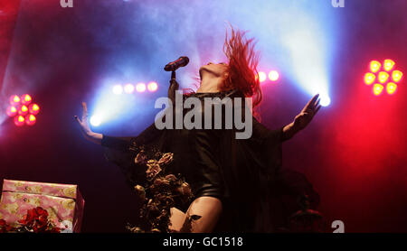 Florence Welch of Florence and the Machine durante la sua esibizione sul palco NME / radio 1 durante il Reading Festival, a Richfield Avenue, Reading. Foto Stock