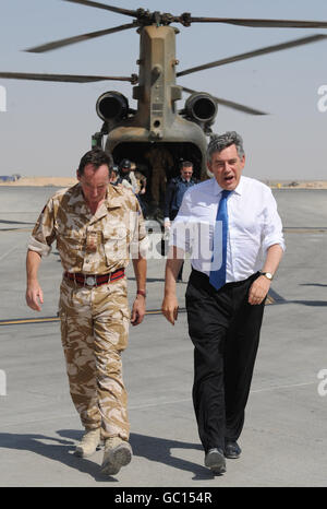 Il primo ministro Gordon Brown è incontrato oggi dal brigadiere Christopher Tickell al Camp Bastion di Lashkar Gah in Afghanistan. Foto Stock