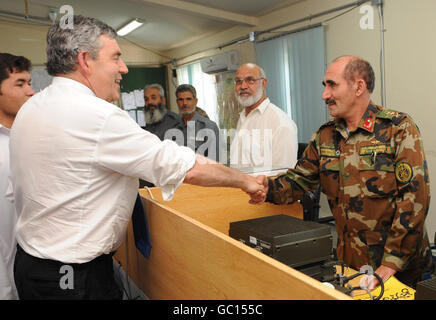 Il primo ministro Gordon Brown incontra oggi un funzionario afgano dell'esercito al Camp Bastion di Lashkar Gah, in Afghanistan. Foto Stock