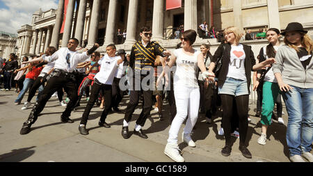 Centinaia di fan di Michael Jackson, partecipano alla routine di danza "Thriller", in omaggio al cantante americano morto di recente, in Trafalgar Square, nel centro di Londra, questo pomeriggio. Foto Stock