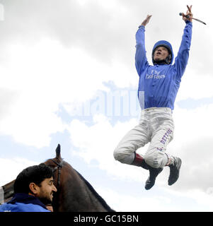 Il fantino Frankie Dettori salta dal suo delegato del monte dopo la vittoria nel miglio di celebrazione totesport.com all'Ippodromo di Goodwood, West Sussex. Foto Stock