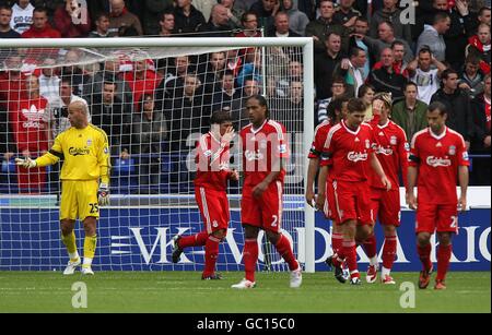 Calcio - Barclays Premier League - Bolton Wanderers / Liverpool - Reebok Stadium. I giocatori di Liverpool si sono abbattuti dopo che Kevin Davies di Bolton Wanderers (non raffigurato) segna l'obiettivo di apertura del gioco Foto Stock