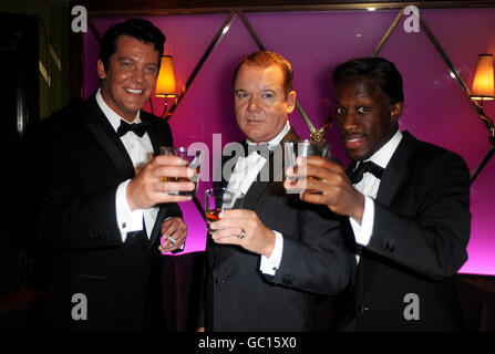 (Da sinistra a destra) Kane come Dean Martin, Louis Hoover come Frank Sinatra e Giles Terera come Sammy Davis Jr durante una fotocellula al Pigalle Club nel centro di Londra. Foto Stock