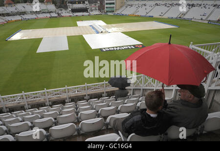 Cricket - NatWest Pro40 - Divisione uno - Nottinghamshire Outlaws / Yorkshire Carnegie - Trent bridge. Gli spettatori prendono la copertura sotto gli ombrelloni man mano che le coperture vengono Foto Stock