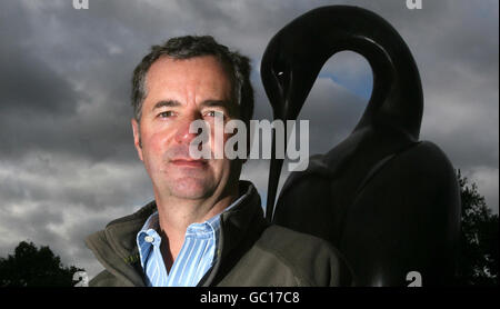 L'artista Simon Gudgeon si erge con la sua nuova scultura Isis, sulle rive della serpentina di Hyde Park, Londra. Foto Stock