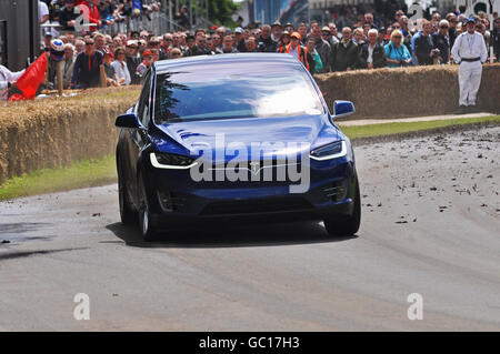 La Tesla Model X P90D è un full-sized tutti elettrici SUV crossover realizzato da Tesla Motors, qui racing fino il Goodwood hillclimb Foto Stock