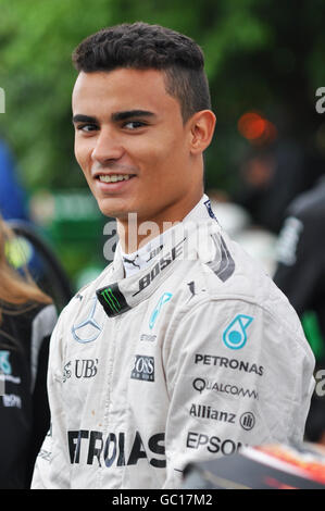 Pascal Wehrlein al Goodwood Festival of Speed 2016 si prepara a guidare una Mercedes Formula 1 auto da corsa su la pista di salita Foto Stock