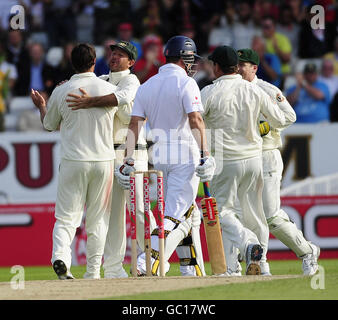 Inghilterra Andrew Strauss è dato fuori lbw durante la quarta prova a Headingley, Leeds. Foto Stock