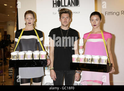 Il designer Henry Holland posa con i modelli durante una fotocellula per il lancio della Casa d'Olanda per Pretty Polly. Foto Stock