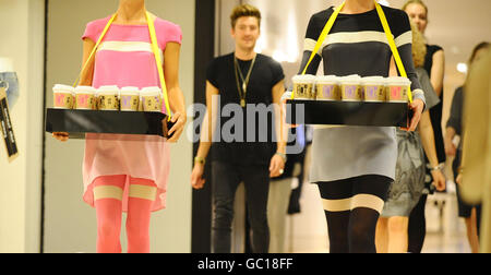 Il designer Henry Holland arriva a Selfridges per promuovere la sua nuova House of Holland per la gamma di collant Pretty Polly. Foto Stock