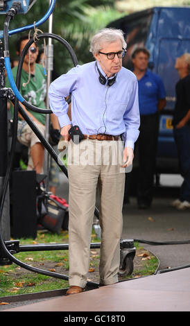 Woody Allen è visto sul set del suo nuovo film attualmente intitolato 'Wasp 09', a Londra. Foto Stock