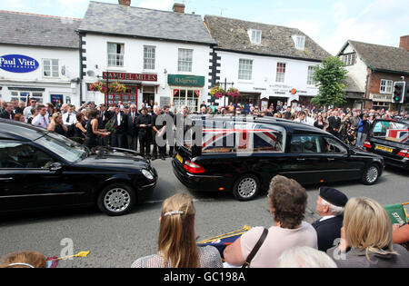 I Mourners si riuniscono per pagare i loro rispetti come quattro audizioni che contengono i corpi del caporale Kevin Mulligan, 26, Lance Corporal Dale Hopkins, 23, privato Kyle Adams, 21, e Jason Williams privato, 23, passano attraverso Wootton Bassett, Whiltshire. Foto Stock