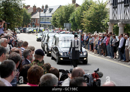 I Mourners si riuniscono per pagare i loro rispetti come quattro audizioni che contengono i corpi del caporale Kevin Mulligan, 26, Lance Corporal Dale Hopkins, 23, privato Kyle Adams, 21, e Jason Williams privato, 23, passano attraverso Wootton Bassett, Whiltshire. Foto Stock