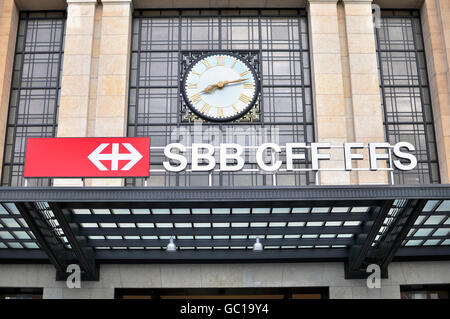 Ginevra, Svizzera - 17 agosto: il Logo delle ferrovie svizzere nella stazione ferroviaria di Ginevra il 17 agosto 2015. Foto Stock