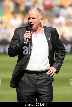 Calcio - Barclays Premier League - Wolverhampton Wanderers / West Ham United - Molineux. Il presidente di Wolverhampton Wanderers Steve Morgan fa un discorso sul campo prima di iniziare Foto Stock