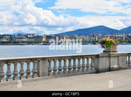 Ginevra, Svizzera - 17 agosto: vista del litorale del lago Leman a Ginevra il 17 agosto 2015. Ginevra è la seconda più grande Foto Stock