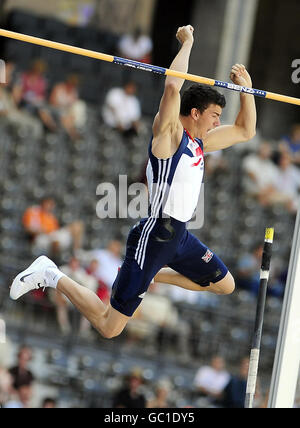 Steven Lewis della Gran Bretagna libera l'altezza delle qualifiche nella Mens Pole Vault durante i Campionati del mondo IAAF all'Olympiastadion, Berlino. Foto Stock