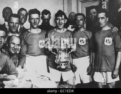 I giocatori della città di Cardiff festeggiano con la fa Cup nello spogliatoio dopo la partita. (l-r) Sam Irving, Billy Harding, Hughie Ferguson, Tom Sloan, Tom Farquharson, Fred Keenor, Ernie Curtis, George McLachlan e Tom Watson Foto Stock