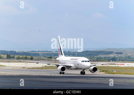 -Aeromobili Airbus A318 di Air France - compagnia aerea, direzione al terminal dell'aeroporto di Madrid-Barajas. Foto Stock