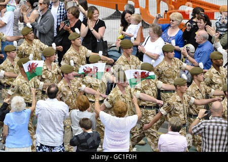 I soldati della Charlie Company, II Battaglione il gallese reale, marciano attraverso Cardiff durante una parata di ritorno a casa dopo un tour di sei mesi in Afghanistan. Foto Stock