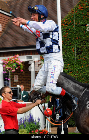 Corse di cavalli - giorno di Variety Club - Sandown Park. Frankie Dettori smonta Fanjura dopo aver vinto i David Hewitt Stakes al Variety Club Day al Sandown Park Foto Stock