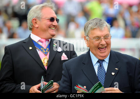 Attori Derek Martin (r) e Graham Cole (l) al Giorno del Variety Club al Sandown Park Foto Stock