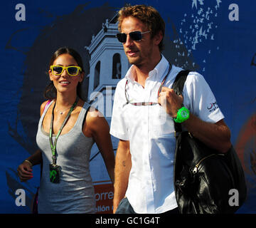 Jenson Button e la fidanzata Jessica Michibata della Brawn GP arrivano sul circuito europeo di Formula uno al circuito di Valencia, in Spagna. Foto Stock