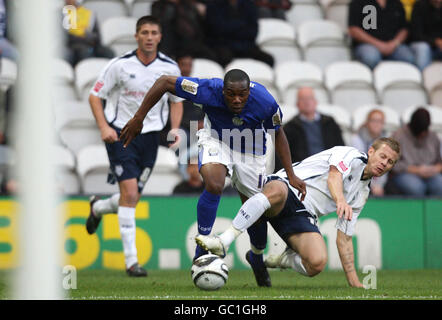 Calcio - Carling Cup - secondo turno - Preston North End / Leicester City - Deepdale. Danny N'Guessan di Leicester combatte con Preston's Liam Chilvers (a destra) durante la partita della Carling Cup Second Round a Deepdale, Preston. Foto Stock